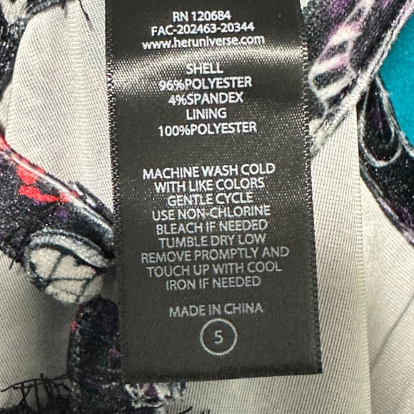 Her Universe Disney Cruella Icon Toss Velvet Strappy Dress Plus Size 5X - Picture 9 of 9